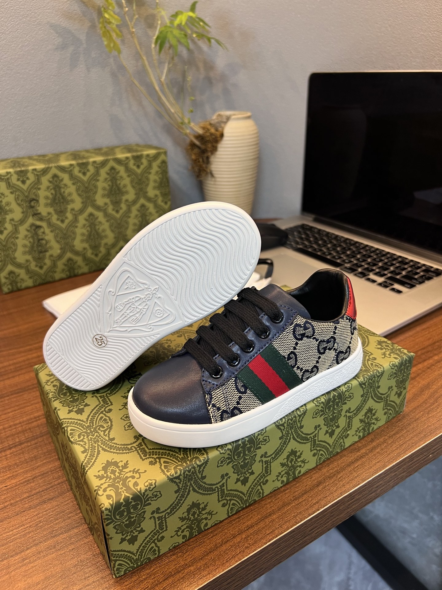 Children's shoes child